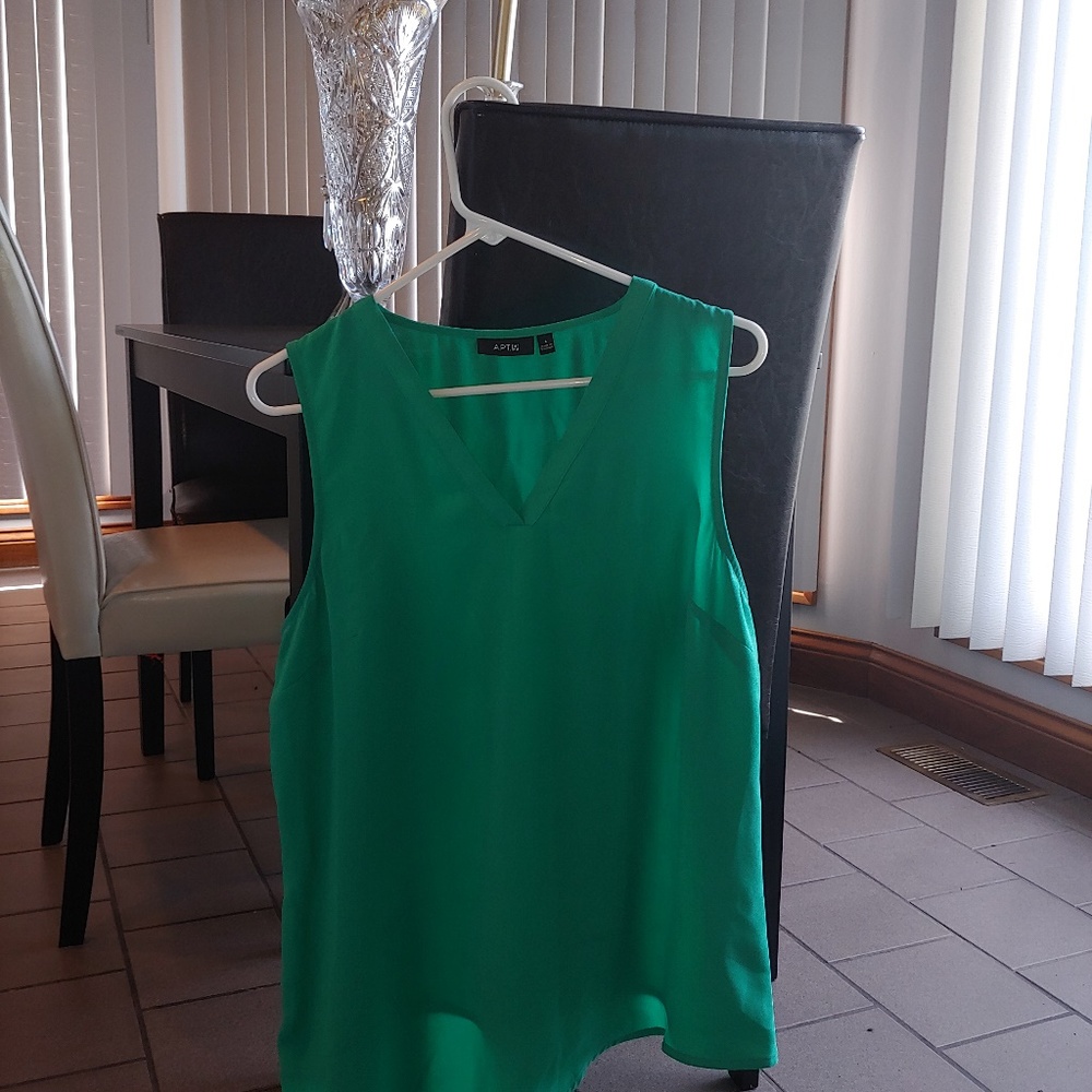 Apt 9 top